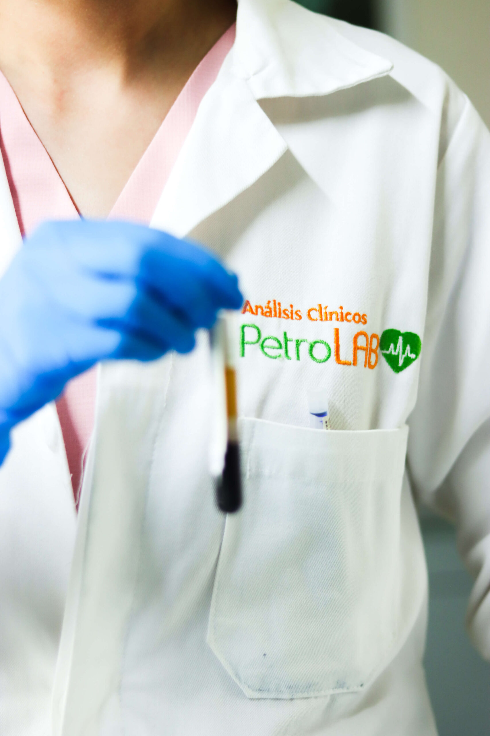 Laboratorista PetroLAB procesando análisis clínicos